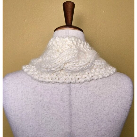 New FOSSIL Tori Pristine Acrylic Soft Scarf Neutral Crochet Ivory Large Button - Picture 2 of 8